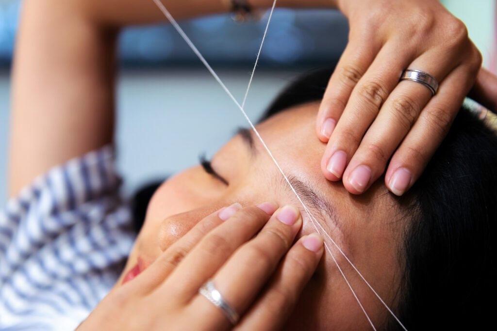 Wenkbrauwen epileren met touw
